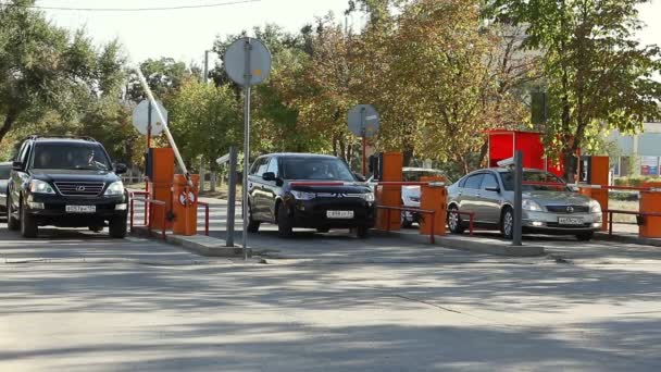 Volgograd Ryssland September 2015 Automatisk Säkerhetsbarriären Parkeringen — Stockvideo