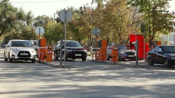Volgograd Rusland September 2015 Automatische Veiligheidsbarrière Parking — Stockvideo