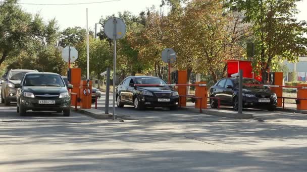 Wolgograd Russische Föderation September 2015 Automatische Sicherheitsschleuse Auf Dem Parkplatz — Stockvideo