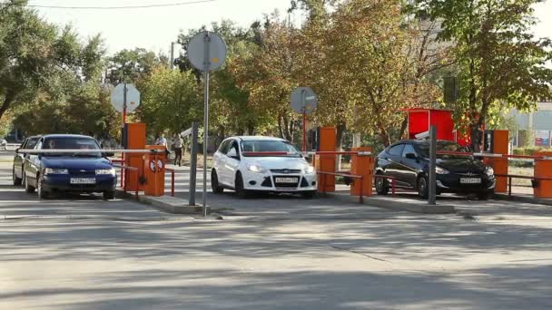 Wolgograd Russische Föderation September 2015 Automatische Sicherheitsschleuse Auf Dem Parkplatz — Stockvideo