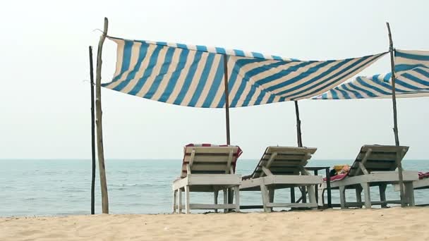 Sedia Con Tenda Sole Sulla Spiaggia — Video Stock