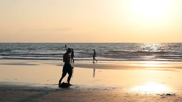 Goa Indien Februari 2016 Muskulös Man Spinning Pole Stranden — Stockvideo