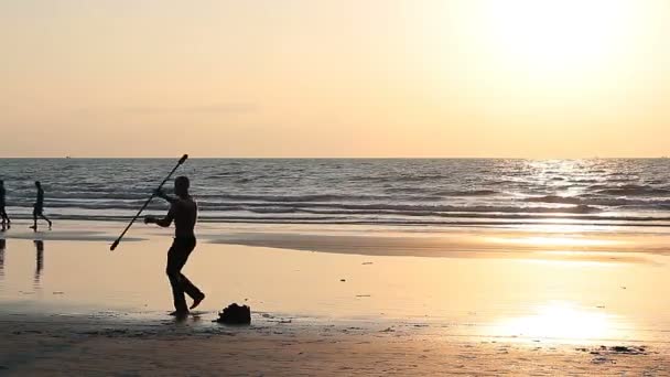 Goa Índia Fevereiro 2016 Homem Muscular Girando Pólo Praia — Vídeo de Stock
