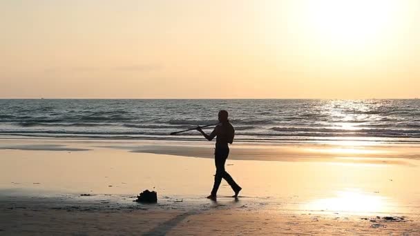 Goa Indien Februar 2016 Muskulöser Mann Der Stange Strand Dreht — Stockvideo