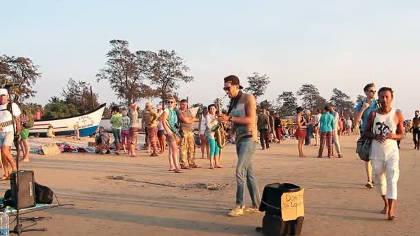 Goa India Febrero 2016 Personas Identificadas Relajan Playa Son Saxofón — Vídeos de Stock