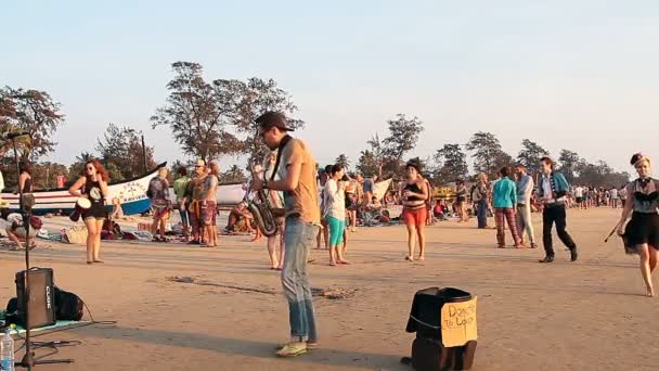 Goa India Febrero 2016 Personas Identificadas Relajan Playa Son Saxofón — Vídeos de Stock