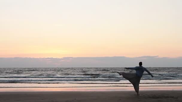 Hombres Bailando Playa — Vídeo de stock