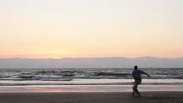 Homens Dançando Praia — Vídeo de Stock