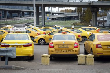 Hizmet Yandex taksi wating için sipariş parcking at arabalarından Moscow, Rusya Federasyonu - 22 Ekim 2017: