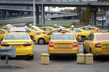 Hizmet Yandex taksi wating için sipariş parcking at arabalarından Moscow, Rusya Federasyonu - 22 Ekim 2017: