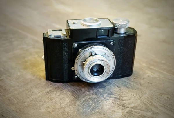 木の床で古い写真カメラ — ストック写真