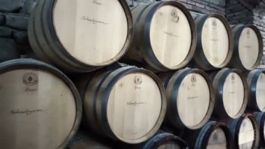 Georgia, Kaheti bölgesi - 26 Nisan 2017: şarap şaraphane eski mahzende yığılmış varil