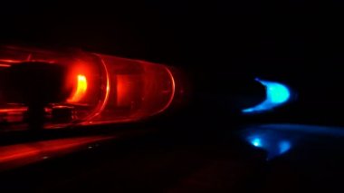 Polis mavi ve kırmızı lamba iplik karanlıkta yanıp sönen
