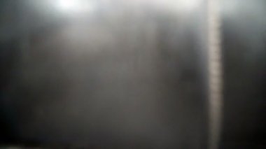 Havaalanı güvenlik denetimi metal dedektörü ve x-ray tarayıcı ile kapılarında