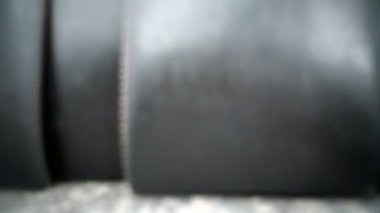 Havaalanı güvenlik denetimi metal dedektörü ve x-ray tarayıcı ile kapılarında