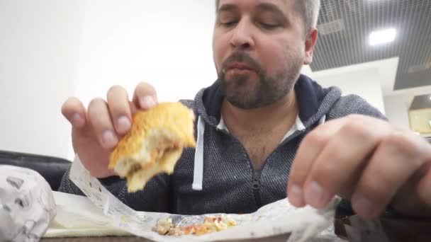 Πεινασμένος Άνθρωπος Τρώει Μεγάλο Χάμπουργκερ Γρήγορο Φαγητό Καφέ — Αρχείο Βίντεο