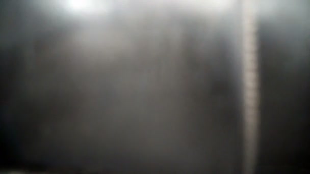 Contrôle de sécurité de l'aéroport aux portes avec détecteur de métaux et scanner à rayons X 