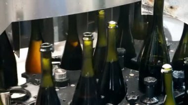 Doldurma ve mühürleme şampanya bir fabrikada konveyör için satır
