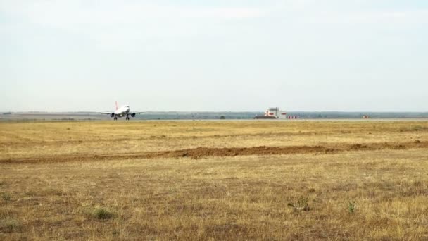 伏尔加格勒 俄罗斯联邦 2017年8月18日 北风公司客机起飞前跑道上 — 图库视频影像