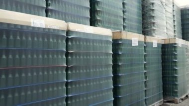 Bir sürü palet üzerinde kaydırılan boş bira şişeleri