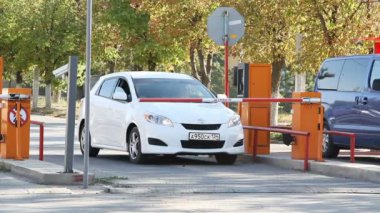 Volgograd, Rusya Federasyonu - 27 Eylül 2015: Otomatik güvenlik bariyeri, Otopark