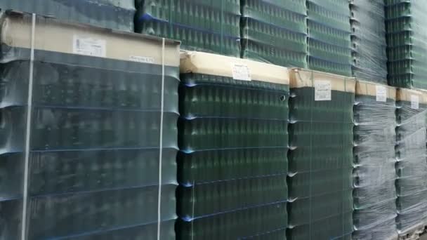 Viele Umwickelte Leere Bierflaschen Auf Paletten — Stockvideo