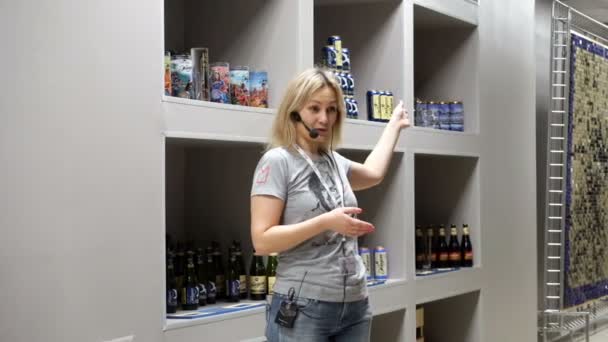 モスクワ ロシア連邦 2017 モスクワのビール醸造会社で女性を保持するプレゼンテーション — ストック動画