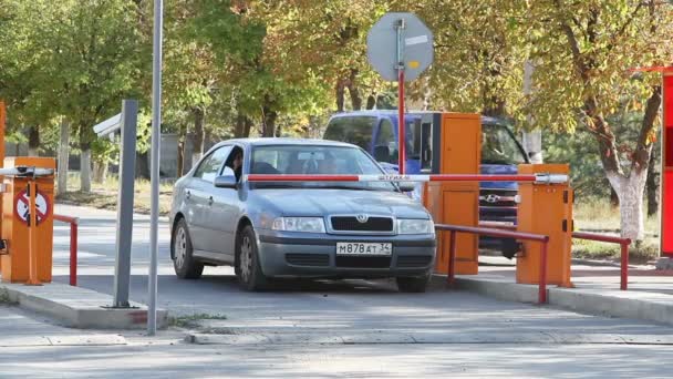 ヴォルゴグラード ロシア連邦 2015 自動セキュリティ障壁の駐車場 — ストック動画