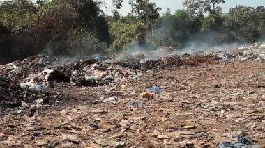 Büyük çöp dökümü atık dumanlı