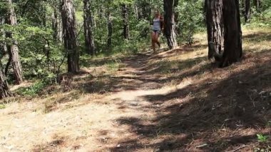 Turizm Kampanyasında Sırt çantalı Güzel Genç Kız