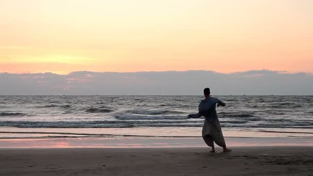 Hombres Identificados Bailando Playa — Vídeos de Stock