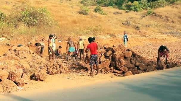 在印度 印度果阿 2016 身份不明的人建设道路 — 图库视频影像