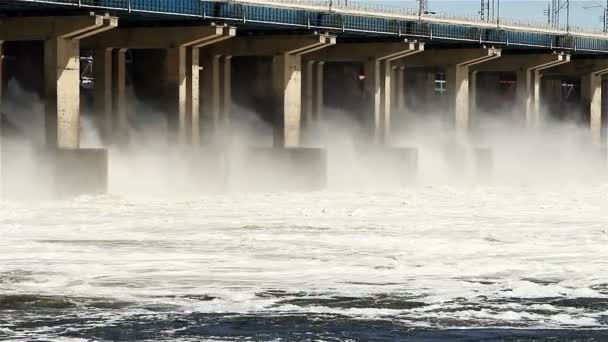 Перезагрузка Воды Гидроэлектростанции Реке — стоковое видео