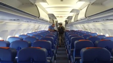 Volgograd, Rusya Federasyonu - 14 Temmuz 2017: Yolcu modern uçak kabin bırakın