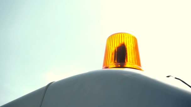 Помаранчевий Миготливий Світло Надзвичайної Ситуації Над Синє Небо — стокове відео
