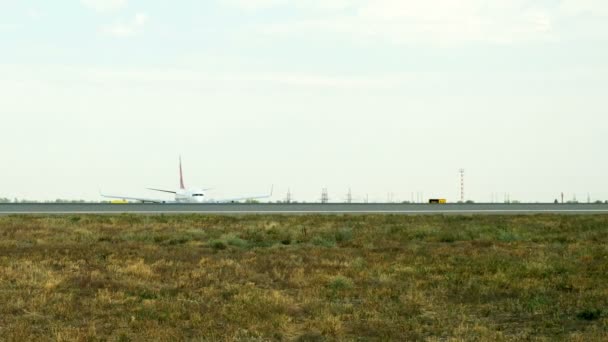 ヴォルゴグラード ロシア連邦 2017 北風会社旅客機離陸前に滑走路に — ストック動画