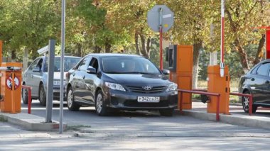 Volgograd, Rusya Federasyonu - 27 Eylül 2015: Otomatik güvenlik bariyeri, Otopark