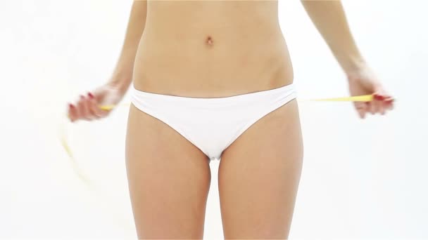 女性は彼女の腰の測定と サインを示す — ストック動画