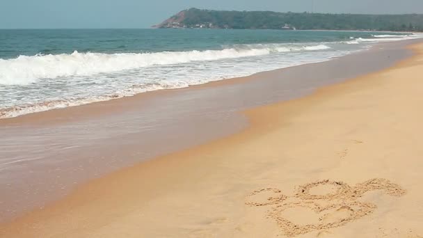 波浪触碰沙子与我爱的题字 — 图库视频影像
