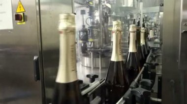 Sennoy, Rusya Federasyonu 15 Şubat 2018: doldurma ve mühürleme şampanya bir fabrikada konveyör için satır