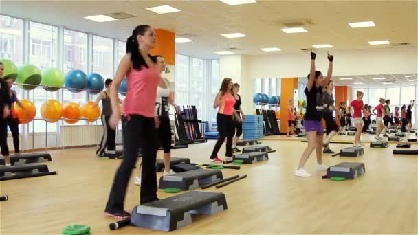 Fitness Egzersizi Sırasında Adım Panosunda Güzel Kadın — Stok video