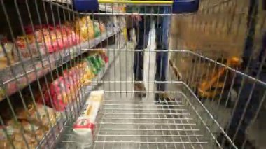 Volgograd, Rusya Federasyonu 17 Şubat 2017: kavram hızlı tüketici yaşam tarzı için süpermarkette alışveriş