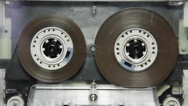 デッキでビンテージの透明なオーディオ カセット テープ — ストック動画