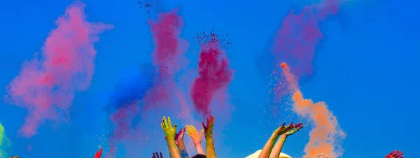 Kleur Holi Festival Handen Lucht Blauwe Lucht Achter — Stockfoto