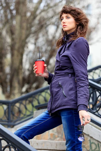 Belle Fille Pose Extérieur Tenant Une Tasse Papier Avec Une — Photo