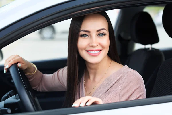 新しい車の幸せな所有者です 彼女の車に座っている笑顔若いきれいな女性 — ストック写真