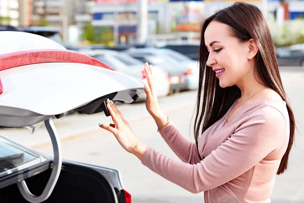 Young Pretty Woman Opening Trunk Her Car — Stock Photo, Image