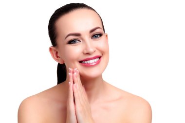 Pürüzsüz ve yumuşak bir cilt beyaz arka plan üzerinde izole size gülümseyen güzel kadın