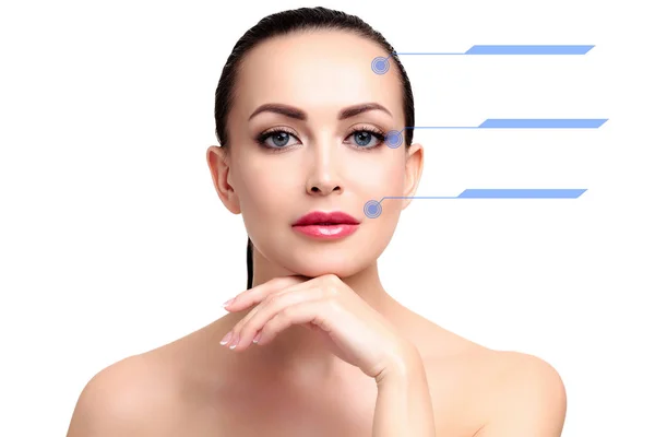 女性漂亮的脸上的特写镜头 在皮肤上的蓝色标记的美容医疗程序 在白色背景下隔离 — 图库照片
