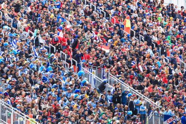 Yekaterinburg, Rusya 15 Haziran 2018: Fanlar oturan ve futbol stadyumu Yekaterinburg Arena, Rusya'nın Dünya Kupası için yapılan izliyor. Uruguay ve Mısır arasında maçı
